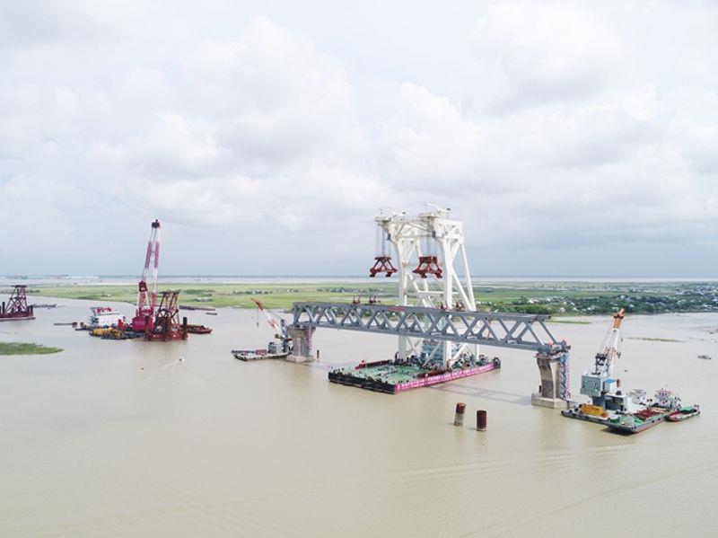 4.2017年10月，孟加拉帕德瑪大橋首段鋼桁梁成功吊裝架設，開啟了大橋建設的新階段。