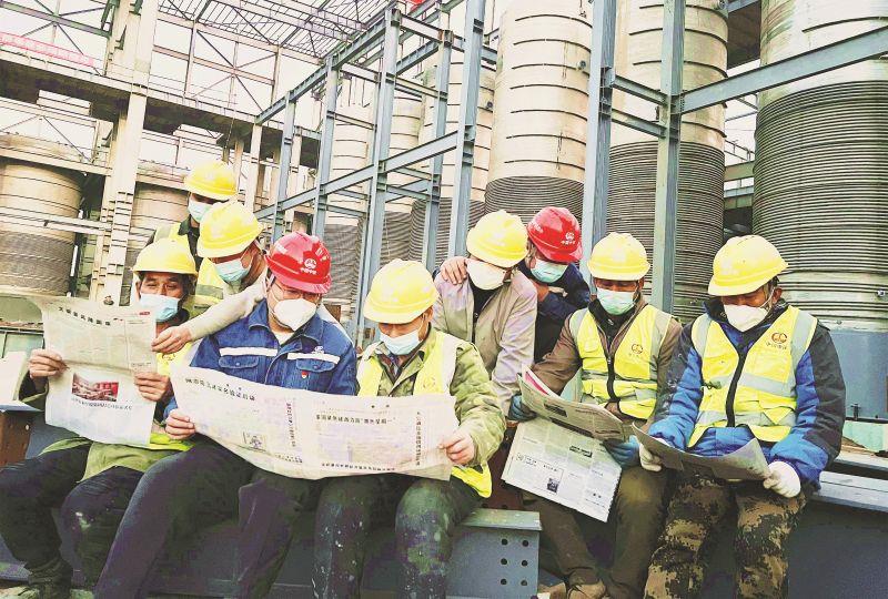 中鐵電氣化局黨的二十大精神進一線、進班組。11月24日，中國中鐵電氣化局集團太原凱賽工業園區DN-340項目經理賈磊（左四）在工作之餘向勞務工宣講黨的二十大精神。圖為該項目部鋼結構安裝勞務班組在工地學習黨的二十大精神。（解國嵩  攝）_副本