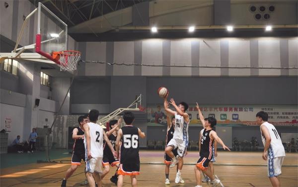 7月9日，中鐵上海局四公司開展了2023年新員工入職培訓係列活動，通過主題班會、入職體檢、素質拓展、業務培訓等活動，進一步幫助新員工消除迷茫，增加歸屬感。圖為新老員工籃球賽現場。胡淇方 胡育鬆 攝影報道_副本