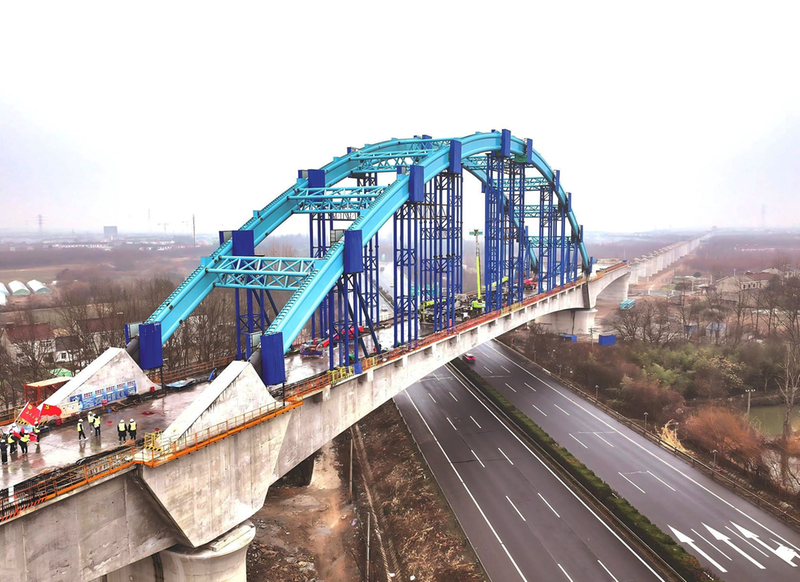 寧淮城際鐵路跨南京繞城高速156米連續梁鋼構拱合龍