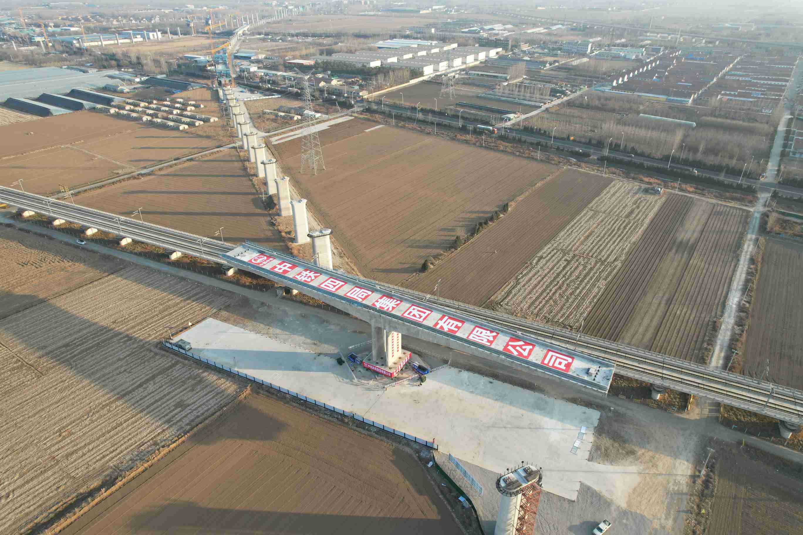 濰宿高鐵濰坊特大橋跨濰榮高鐵轉體梁就位