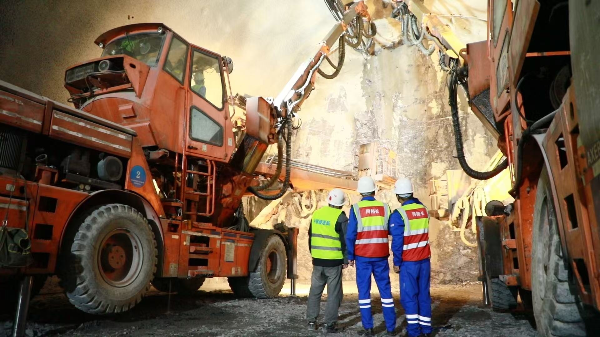 西渝高鐵荊竹園隧道貫通