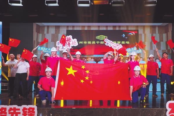 7月8日，中鐵廣州局第二屆“開路先鋒”文化節開幕式暨迎新聯歡晚會在本部舉行。員工和廣東省文聯藝術家一起上演了近20個精彩紛呈的節目，為23萬餘名直播觀眾呈現了一場視聽盛宴。李守欽 徐小勇 攝影報道_副本