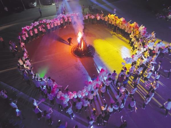 7月5日至14日，中鐵十局一公司舉辦2023年新員工入職培訓，幫助來自全國19個省份的200餘名高校畢業生快速轉換角色，適應公司工作生活，翻開了他們初入職場的第一課。邵帥 鄭林存 攝影報道_副本