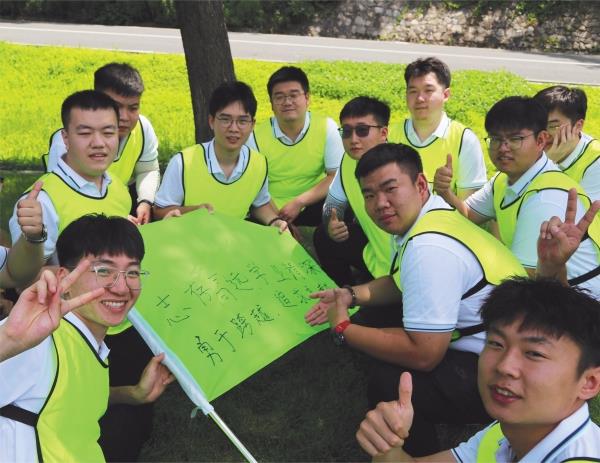 7月12日，中鐵九局四公司組織2023屆新員工在沈陽棋盤山開展團建活動。多樣的活動形式，讓新員工體會團隊共同拚搏的樂趣，盡快融入集體。吳可越 趙海峰_副本