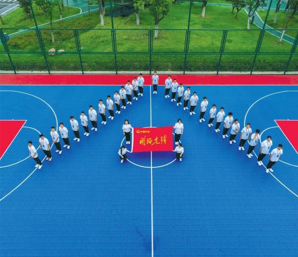 7月10日，中鐵四局城軌分公司為期一周的新員工入職培訓圓滿完成，來自全國48所不同高校共93名新員工正式奔赴工作崗位。高徽 郭璐 攝影報道_副本