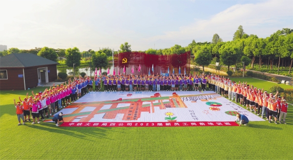 中鐵大橋局四公司舉辦2023屆新員工崗前培訓班（高雨薇） 繪製南京長江大橋圖 全景合照_副本