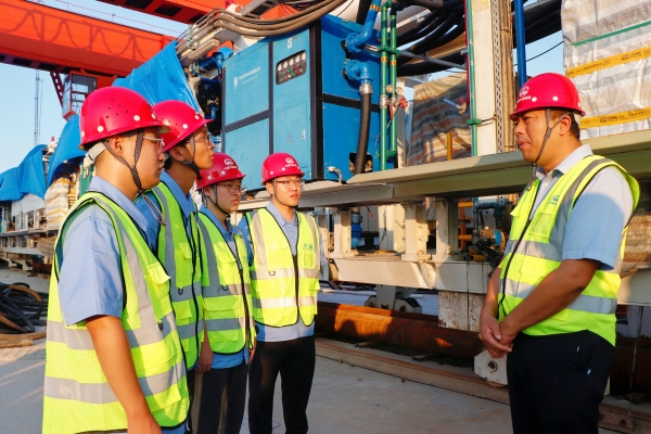 中鐵四局城軌分公司三江連通後續優化工程施工3標項目部開展“導師帶徒促成長 青藍相繼傳薪火”迎新係列活動導師現場授課(張露露 攝)_副本 中鐵四局城軌分公司三江連通後續優化工程施工3標項目部開展“導師帶徒促成長 青藍相繼傳薪火”迎新係列活動導師現場授課(張露露 攝)_副本